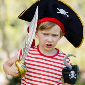 Vous cherchez un accessoire pirate pour accessoiriser un déguisement de pirate enfant ? Épée, télescope, bijoux, bandanas, boussole ou coffre au trésor, on vous dit tout sur les accessoires de pirates