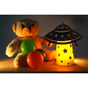 Fabrique une veilleuse en forme d’OVNI avec cette activité facile et magique pour enfants dès 3 ans. Une soucoupe volante lumineuse à décorer soi-même !