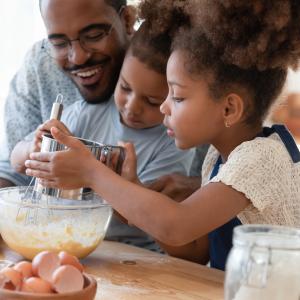 Activité Chandeleur afin de pouvoir occuper vos enfants sur le thème de cette fête qui tombe le premier week-end de l'année. C'est l'occasion de manger des crêpes mais aussi de proposer aux enfants de