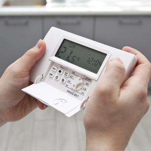 La régulation du chauffage, que ce soit par un système de programmation ou par la main humaine, permet de se chauffer sans sacrifier le confort et sans gaspiller. Et oui, il est possible de réduire sa