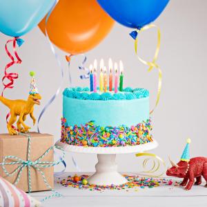 Anniversaire dinosaure : pour vous aider à organiser un anniversaire sur le thème des dinosaures, Tête à modeler vous propose une sélection d'idées, de déguisement, de cartes d'invitation et des conse