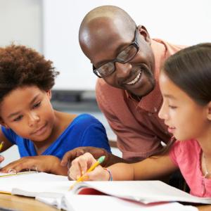L'éducation c'est bien plus que d'apprendre de nouvelles connaissances, elle est fondamental pour permettre aux futurs adultes de vivre mieux. L'éducation permet d'accéder à de meilleures conditions d