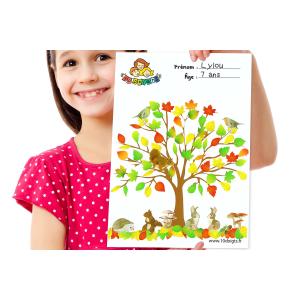 Découvrez une activité facile de collage de gommettes pour l'automne.Imprimez notre motif d'arbre afin que les enfants puissent y ajouter des feuilles dans un premier temps puis des animau