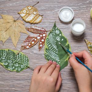 Collectionnez les coloriages de l'enfant sur un arbre en papier