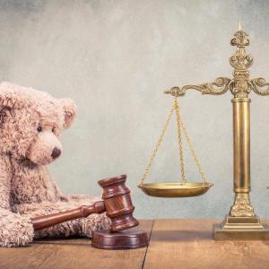Le droit à l'éducation se retrouve dans plusieurs articles de la Convention internationale des droits de l'enfant. Le droit à l'éducation et à la formation des enfants est mentionné dans le