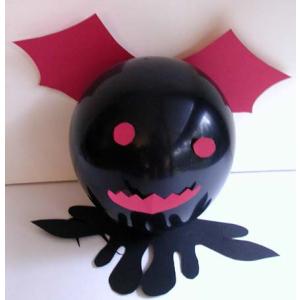 Bricolage pour fabriquer des chauve-souris géantes avec des ballons et du papier. Le bricolage est facile à réaliser pour un effet "monstrueux" pour la décoration et le buffet d'Halloween.