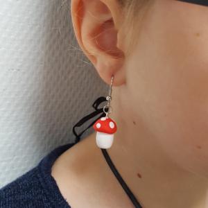 Un tuto pour réaliser facilement un bijou champignon en pâte FIMO. De quoi fabriquer des bijoux d'automne en pâte fimo avec les enfants.
