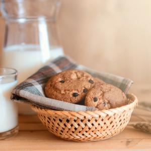 Une recette de biscuit chocolat expresse. La recette des biscuits à la chocolat est parfaite pour cuisiner avec les enfants le mercredi, le week-end ou pendant les vacances. Les biscuits chocolat sont