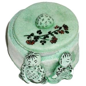 Fiche expliquée pour réaliser une boite décorée. Une idée de modelage en pâte à sel pour fabriquer une boite décorée de motifs fleurs ou de mini statuettes c