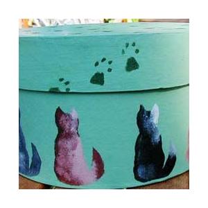Bricolage envoyé par Cathy B. Activité pour réaliser une boîte décorée de chats peints au pochoir. La décoration de la boite est assez simple, mais la découpe des pocho