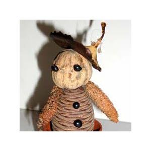 Activité de bricolage pour réaliser un bonhomme réalisé avec des fruits d'automne ramassés par les enfants lors des promenades en famille. Ces petits bonshommes insolites peuvent servir à l