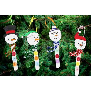 Dans ce tutoriel vous allez apprendre à transformer des bâtonnets en bois en bonhommes de neige que vous pourrez accrocher dans le sapin de Noël.Un bricolage de Noël facile et amusant, idéal pour