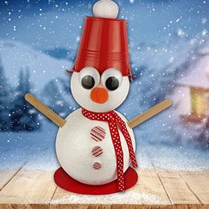 Un tuto facile pour créer un bonhomme de neige rigolo avec un seau en guise de chapeau. Une activité hivernale amusante à faire avec les enfants !