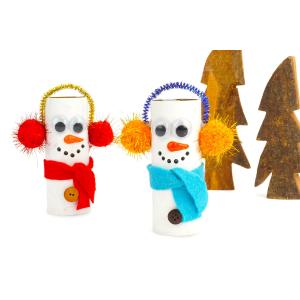 Bonhomme de neige avec un rouleau en carton