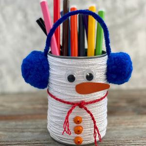 bonhomme de neige avec une boîte de conserve et du fil