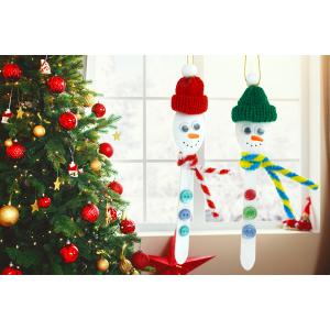 Découvrez une activité originale pour fabriquer des décorations pour le sapin avec des petites cuillères en bois !Les enfants vont s'amuser à transformer les cuillères en bois en bonhommes de neige ri