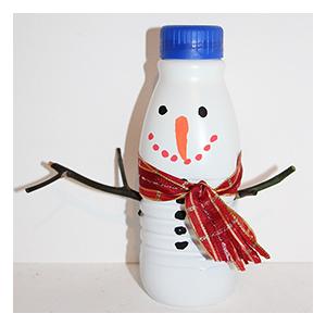 Un petit bricolage simple pour réaliser un bonhomme de neige avec une petite bouteille de lait. Une idée simple, facile et rapide à faire pour obtenir un petit bonhomme de neige qui ne risquera pas de