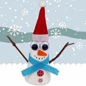 Apprenez à fabriquer un bonhomme de neige conique en feutrine et polystyrène. Une activité manuelle de Noël facile et amusante pour les enfants dès 3 ans !