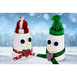 Découvrez aujourd'hui une activité de Noël 2-en-1 à faire avec les enfants :- fabriquer un bonhomme de neige lumineux avec un gobelet en carton et une bougie LED- confectionner des petits