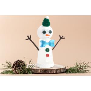 Voilà une belle activité créative de Noël qui va permettre aux enfants de fabriquer de sublimes bonhommes de neige lumineux ! Idéal pour décorer la maison pour les fêtes de fin d'année.