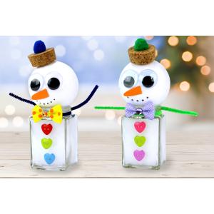 Dans cette activité créative de Noël nous allons fabriquer des bonhommes de neige mignons grâce à des pots en verre, des boules en polystyrène et plein de petits accessoires colorés. Ces petit