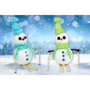 Aujourd'hui nous allons fabriquer des bonhommes de neige skieurs avec des boules de polystyrène et de la laine. Vous aviez peut être déjà appris à fabriquer un bonnet en laine dans un de nos précé