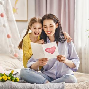 Souhaitez "Bonne fête maman" avec nos jolis textes de la fête des mères. Des petits textes à envoyer par message où à inscrire sur une carte de fête des mères. Grace a ces idées de textes gratuits, vo