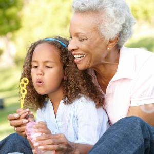 Bonne fête mamie ! Si vous souhaitez envoyer un petit texte pour souhaiter une bonne fête mamie, voici nos idées. La fête des grands mères est une fête de plus en plus populaire où nous aimons prendre