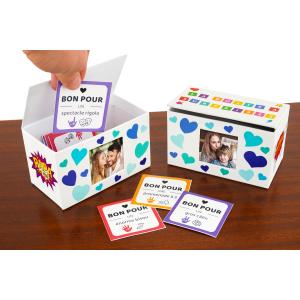 Réalisez une boîte à bons cadeaux pour la fête des parents dès 3 ans ! Une activité facile et pleine de tendresse à personnaliser avec gommettes et photo. Découvrez le tuto.