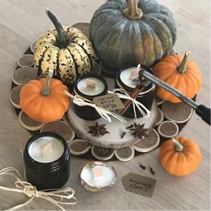 Comment faire une jolie bougie d'automne ?  C'est très simple en suivant ce pas-à-pas très simple qui vous permettra d'avoir une jolie bougie à la maison ou à offrir en cette nouvelle saison.