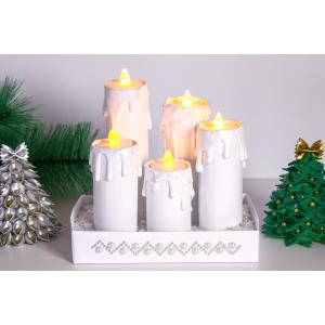 Créez un joli centre de table avec des bougies LED. Ici avec quelques rouleaux de carton on a réalisé un centre de table effet cierges et on imite des coulées de cire fondues avec le pistolet à colle.