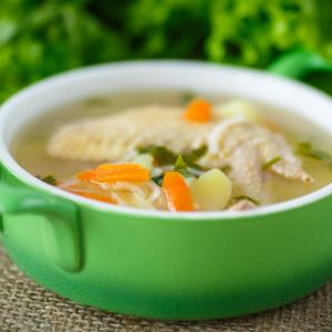 Bouillon de poule : une soupe facile et économique. Le bouillon de poulet est une délicieuse soupe à faire avec les restes de poulet ou une carcasse de poulet. Le bouillon de poulet peut aussi servir 