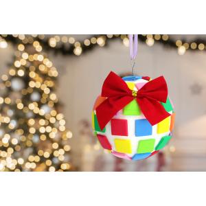 Un bricolage de Noël facile que les enfants vont adorer : fabriquer sa propre boule de Noël !Une boule en polystyrène, des mosaïques en caoutchouc, un peu de colle, un noeud, du ruban et le tour est
