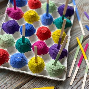 Fabriquer un jeu Montessori à partir d'une boite à oeuf, de bâtonnets et de peinture. Un jeu très simple à créer basé sur la pédagogie Montessori et qui peut être proposé aux enfants de maternelles co