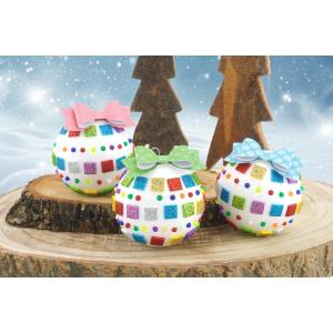 Dans cette activité facile de Noël nous allons décorer des boules en polystyrène avec des mosaïques adhésives et des épingles en plastique pour créer des décorations de sapin étincelantes ! Un bricola