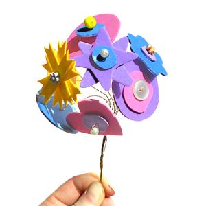 Bouquet de fleurs aux pétales géométriques découpés dans des feuilles de mousse. Un joli bouquet coloré, tout rond à faire et à offrir à l'occasion de la fête des mères , fête des grand-mères