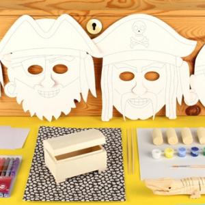 Voici la box pirate de Créabul. Une box tout en un pour animer un goûter sur le thème des pirates avec les enfants.