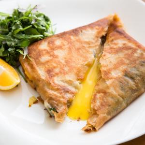Les bricks à l'oeuf sont un grand classique de la cuisine tunisienne. Cette recette toute simple ne demande que 5 minutes de préparation pour une cuisine expresse. La recette des bricks à l'oeuf est l