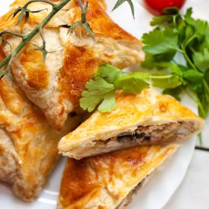 Une recette de brick inspirée des recettes montagnardes. Ce brick est composé de petits lardons, de tranches de champignon, de crème fraîche et bien sûr d'un oeuf. Une recette facile à faire