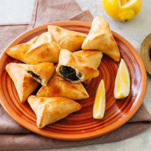 Dans cette recette les feuilles de brick sont fourrées aux épinards et à la féta. Une recette pour ceux qui aiment manger des épinards. Dans cette recette de bricks aux épinanrds, la féta est mélangée