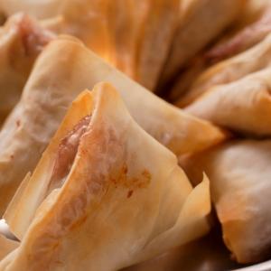Tout le monde connaît les feuilles de bricks ou feuille de pâte filo. Les feuilles de brick permettent de réaliser une cuisine équilibrée, variée et surtout ultra rapide à faire. Ces recettes à base d