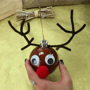 Des idées de bricolages de boules de à faire à la maison avec les enfants et toute la famille.Retrouvez-vous autour de la table de la cuisine et suivez simplement les instructions et les visuels pour
