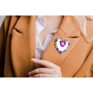 Réalisez des broches lumineuses avec des miroirs en plastique, et des strass à coller qui apporteront de la brillance à ce bijou. Très facile à décorer avec les stylos colle paillettes, les enfants po