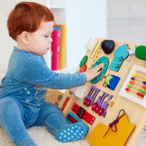 Le Busy Board est un tableau de dextérité réalisé à partir d'une planche en bois qui va permettre d'éveiller les sens de bébé et de travailler sa motricité.