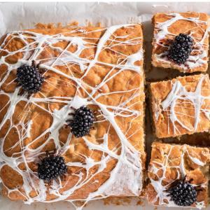 Découvrez la recette pour refaire une toile d'araignée en guimauve sur vos gâteaux d'Halloween comme dans Top chef