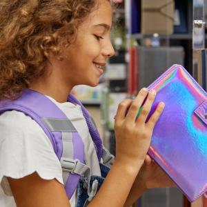 Évitez caprices, stress et dépenses inutiles : découvrez 5 bonnes raisons de faire les fournitures scolaires sans vos enfants. Une rentrée plus zen et plus économique vous attend !
