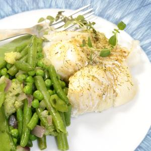 Cabillaud en cassolette de legumes : La recette du cabillaud en cassolette de légumes verts et blancs est un plat alliant poisson et petits légumes frais pour en faire un plat de saison. En hiver, il 
