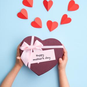 Que ce soit pour ranger ses petites affaires ou décorer les pièces de la maison, il est toujours très utile d’avoir des jolies boîtes. Un joli cadeau utile pour la fête des mères ! Une fois décorée, g