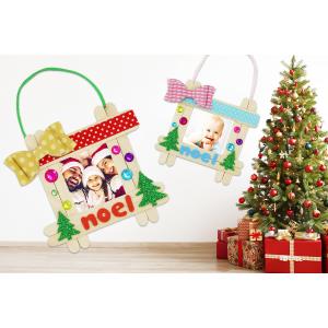 Avec 8 bâtons d'esquimaux et quelques accessoires vous allez pouvoir fabriquer un adorable cadre et l'accrocher dans le sapin de Noël.Une activité manuelle amusante et facile à faire avec