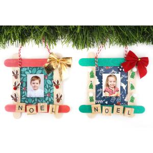 Dans cette nouvelle activité facile de Noël, nous allons fabriquer un joli cadre grâce à des bâtonnets en bois, des papiers aux motifs de Noël et des accessoires en tout genre. Astuce : l'utilisation